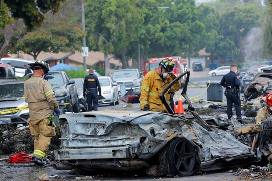 Máy bay rơi xuống khu dân cư ở Mỹ, nhiều người thương vong