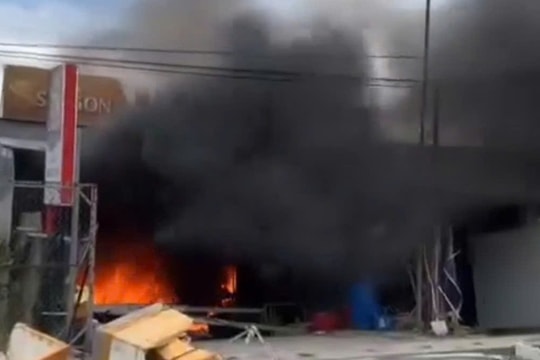 Một đại lý bia, nước ngọt bị cháy giữa trưa