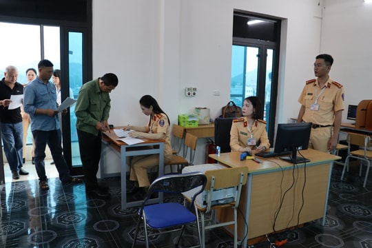 Lần đầu Công an tỉnh Quảng Ninh tổ chức kỳ sát hạch, cấp giấy phép lái xe