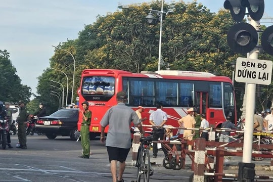 Tai nạn xe khách và xe máy, khiến bốn mẹ con thương vong