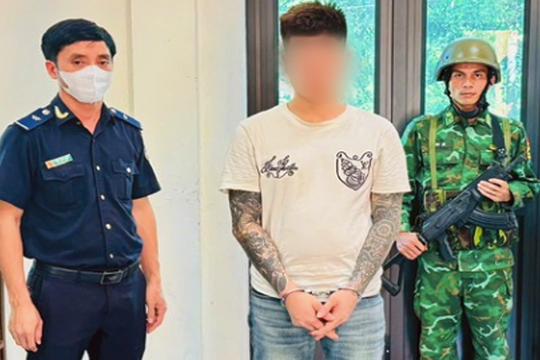 Phát hiện đối tượng giấu súng quân dụng và ma túy trong ba lô khi nhập cảnh