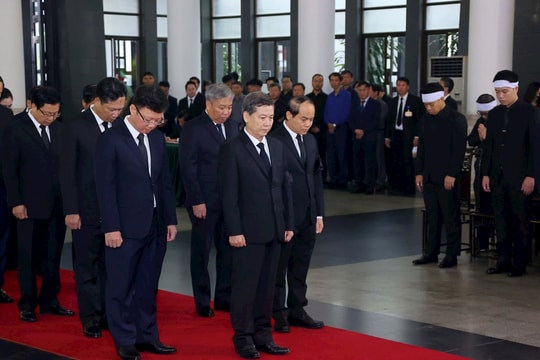 Đoàn đại biểu Tòa án nhân dân tối cao viếng nguyên Chủ tịch nước Trần Đức Lương