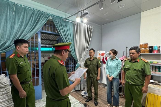 Khởi tố chủ shop bán hàng online về hành vi trốn thuế, buôn lậu