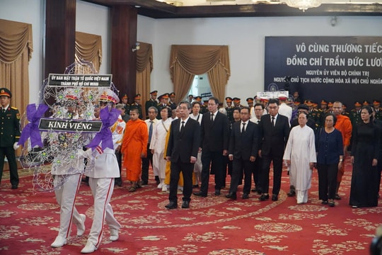 Các đại biểu viết lời xúc động trong sổ tang nguyên Chủ tịch nước Trần Đức Lương