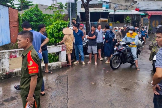 Rủ nhau ra đường chơi khi mưa lớn, bé gái 10 tuổi bị cuốn mất tích