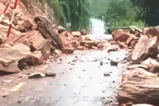 Mưa lớn gây sạt lở núi ở Nghệ An