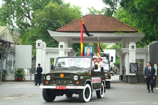 Hình ảnh linh cữu nguyên Chủ tịch nước Trần Đức Lương rời Hà Nội trở về quê nhà Quảng Ngãi