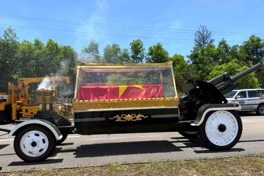 Đưa linh cữu nguyên Chủ tịch nước Trần Đức Lương từ Sân bay Chu Lai về quê nhà