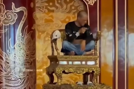 Người đàn ông ngồi lên ngai vua triều Nguyễn, làm hỏng bảo vật quốc gia