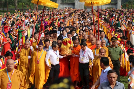 Dòng người đổ về Yên Tử chiêm bái xá lợi Đức Phật