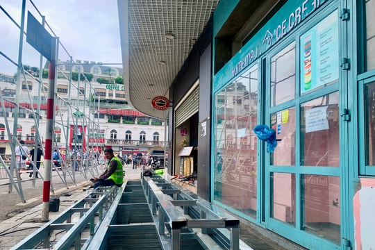 Quây rào, chuẩn bị phá dỡ tòa nhà 'Hàm cá mập'