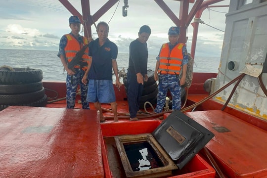 Bộ Tư lệnh Vùng Cảnh sát biển 4 bắt giữ tàu cá vận chuyển dầu trái phép