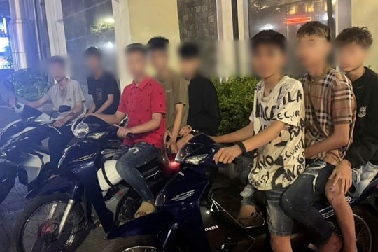 Làm rõ nhóm thanh thiếu niên mang theo vũ khí chạy trên đường gây mất trật tự