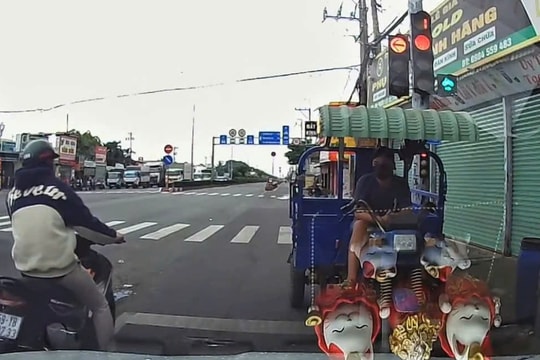 Xe ba gác chạy ngược chiều, thách thức tài xế ô tô
