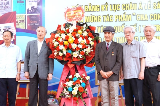Nhà văn Minh Chuyên đón nhận danh hiệu Anh hùng lao động và các giải thưởng trong nước, quốc tế