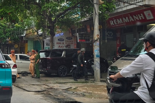 Cảnh sát “bủa vây” các căn nhà liên quan đến trùm giang hồ cộm cán xứ Thanh