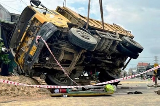 Xe tải lao vào nhà dân, 5 người thương vong