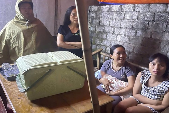 Bé gái sơ sinh bị bỏ rơi trước cổng nhà dân