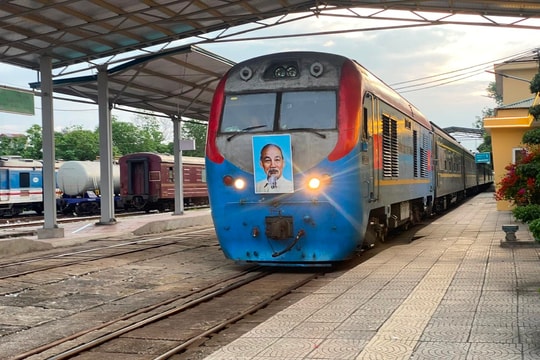 Hình ảnh đoàn tàu khách liên vận quốc tế Việt Nam - Trung Quốc đầu tiên sau 5 năm tạm dừng hoạt động