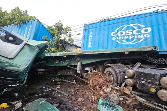 Hiện trường xe đầu kéo tông nhau, hàng loạt tài sản hư hại