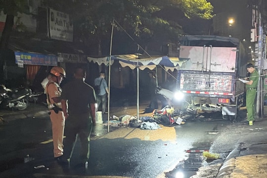 Đâm vào đuôi xe tải, 2 người thương vong