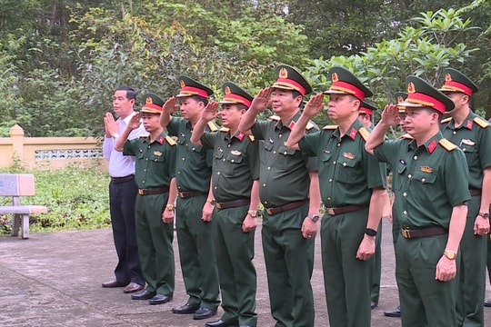 Tư lệnh Quân khu 1 dâng hương tại ATK Định Hóa