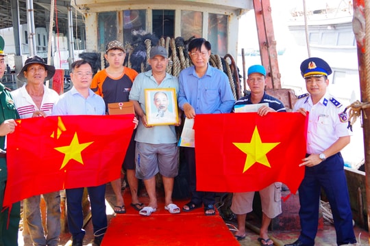 BTL Vùng Cảnh sát biển 4 phối hợp tổ chức chương trình Cảnh sát biển đồng hành với ngư dân