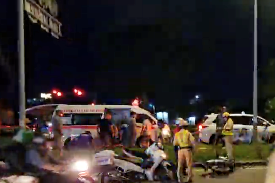 Đi bộ qua đường rồi bị xe tông liên tiếp