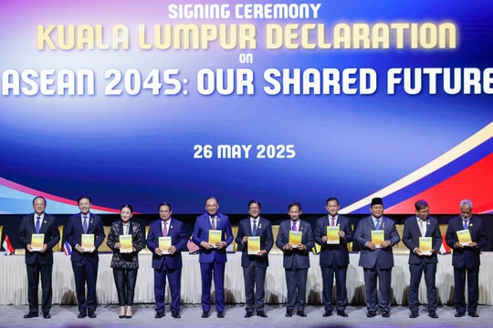 Thủ tướng cùng các nhà lãnh đạo ký Tuyên bố "ASEAN 2045: Tương lai chung của chúng ta"