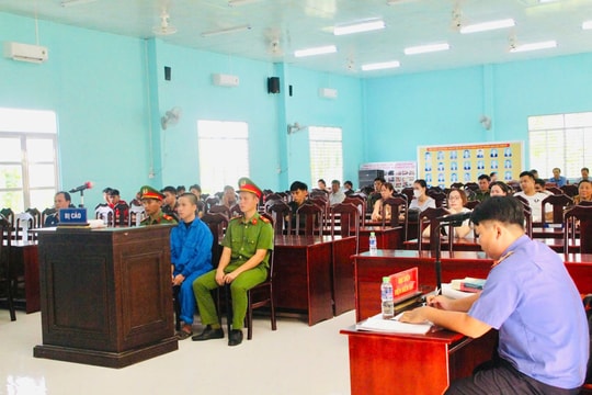 Đi tù vì tàng trữ, sử dụng, mua bán vũ khí quân dụng