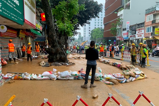 Bất ngờ xuất hiện bùn lỏng trào lên ở phố Cát Linh, Hà Nội