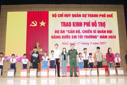 Cán bộ, chiến sĩ Quân đội nâng bước em tới trường năm 2025