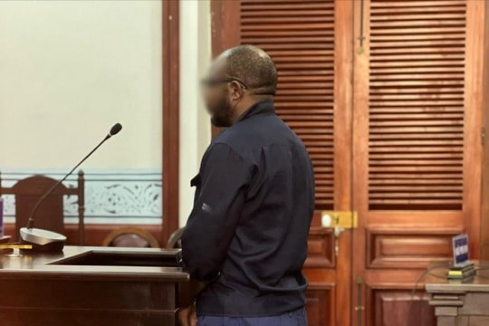 Một người nước ngoài dùng hộ chiếu giả để rút tiền