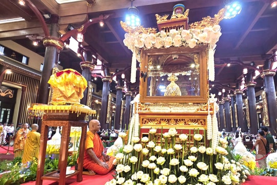 Hơn 200 nghìn người đến Yên Tử chiêm bái xá lợi Phật trong ngày mùng 1 Âm lịch