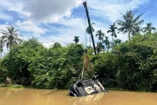 Ô tô lao xuống sông, 2 ông cháu may mắn thoát chết