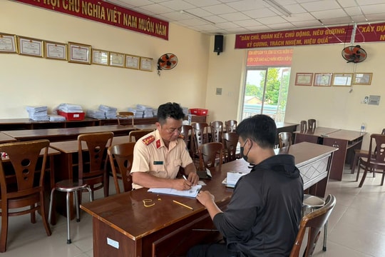 Phạt tài xế xe ba gác chạy ngược chiều, chặn đầu xe ô tô