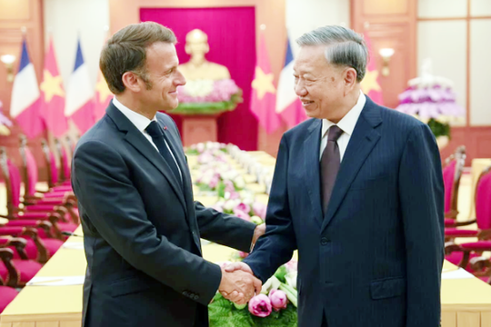 Video được Tổng thống Pháp đăng tải về chuyến thăm ấn tượng tới Việt Nam