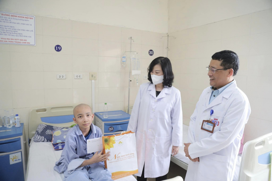 Bộ trưởng Y tế thăm, tặng quà bệnh nhi tại Bệnh viện K nhân dịp Quốc tế Thiếu nhi