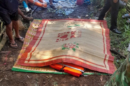 Một người tử vong do chèo thuyền qua đầm lấy gỗ