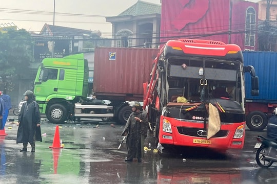 Bình Dương: Xe khách va chạm với xe container, ít nhất 5 người bị thương