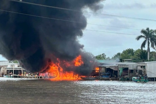 Cháy cơ sở kinh doanh xăng, dầu tại Cà Mau