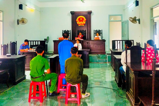 Đêm khuya đột nhập vào nhà trộm xe máy