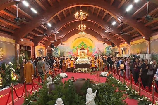 Dòng người về chiêm bái Xá lợi Đức Phật tại Chùa Chuông