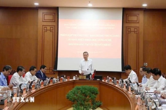 Tổng Bí thư chủ trì phiên họp về phát triển khoa học, công nghệ, chuyển đổi số