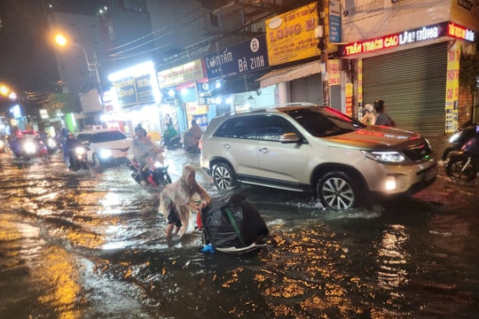Nhiều tuyến đường TP.HCM chìm trong biển nước sau cơn mưa lớn