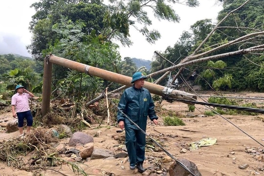 Bản làng tan hoang sau lũ quét