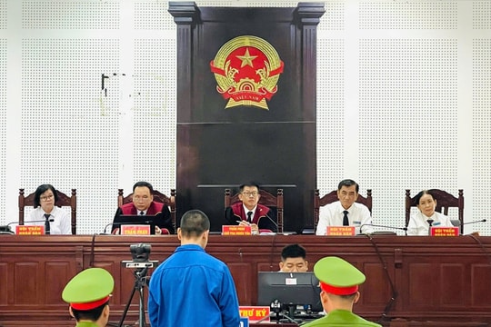 Mang dao đi chém người để trả thù cho anh trai