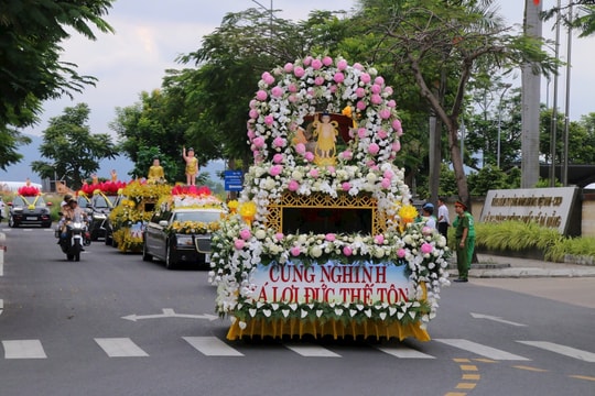 Xá lợi Đức Phật đến Đà Nẵng, hàng nghìn người dân chào đón