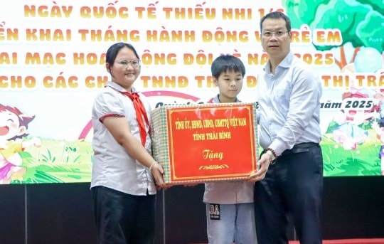 Lãnh đạo tỉnh Thái Bình thăm, tặng quà trẻ em nhân ngày Quốc tế thiếu nhi 1/6