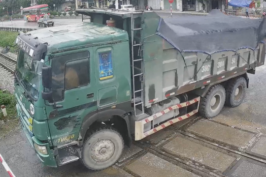 Xử phạt tài xế xe tải cố vượt gác chắn đường sắt